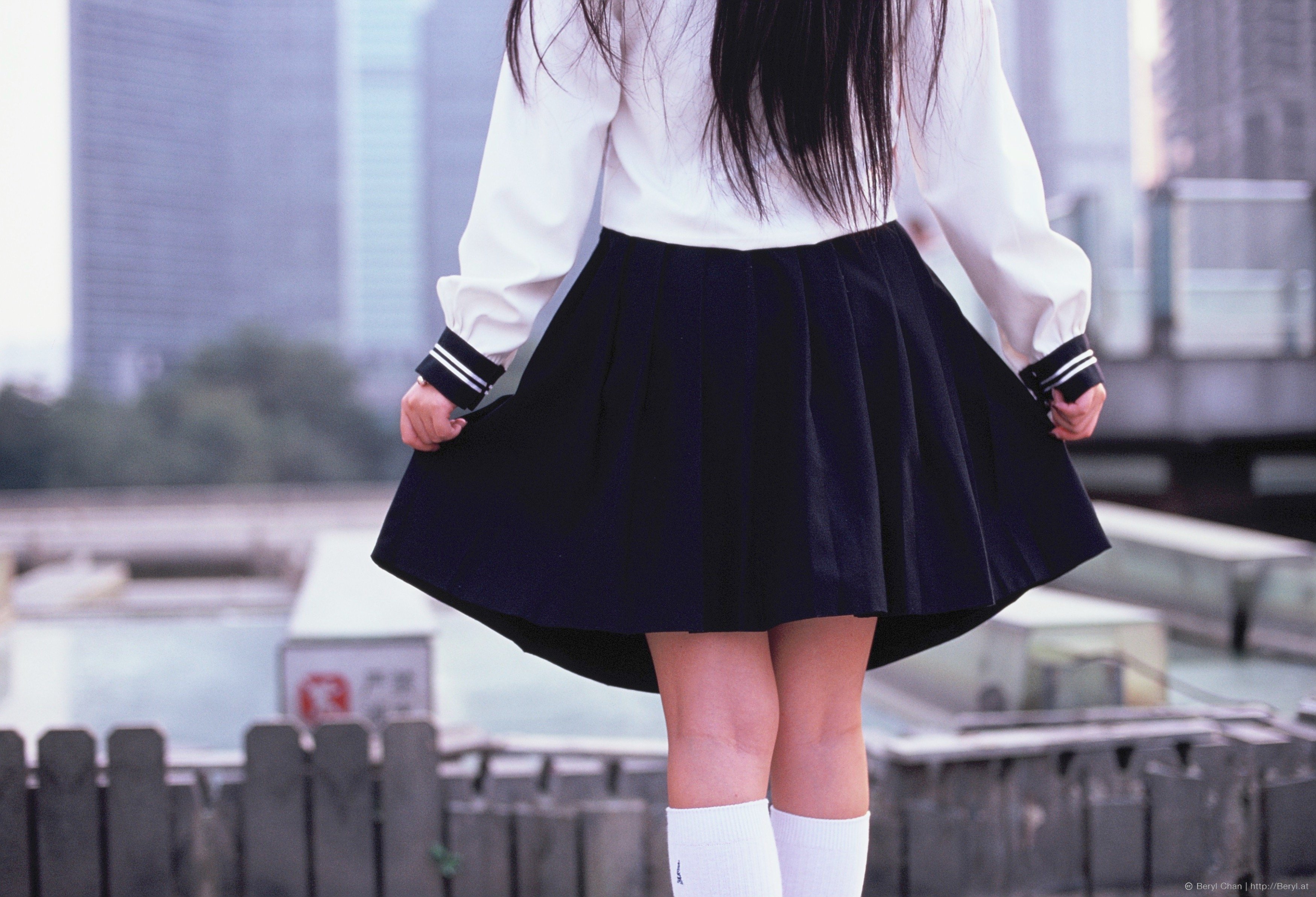 В черной юбке видео. Чёрные юбки для школы. Красивые черные юбки. Короткая черная юбка. Мини юбки в школе.