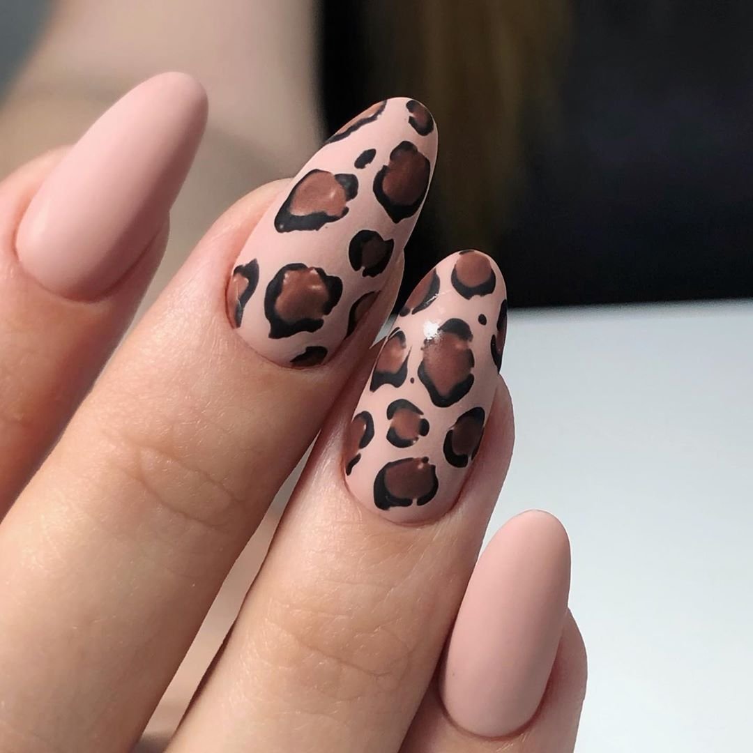 Дизайн леопард на ногтях. Ногти леопард 2022 миндаль. Маникюр леопард. Леопардовый маникюр. Ногти с леопардовым принтом.