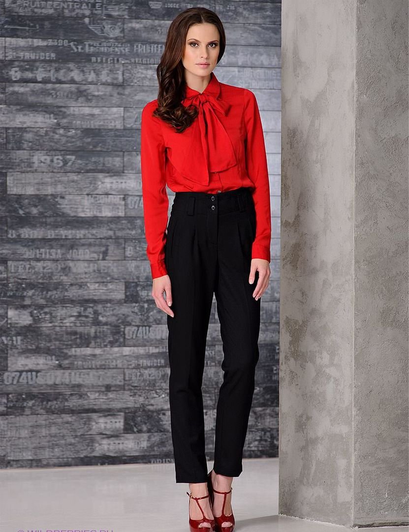 Черные брюки и блузка. Блузка с черными брюками. Брюки женские классические. Блузка к красным брюкам. Красные брюки с черной блузкой.