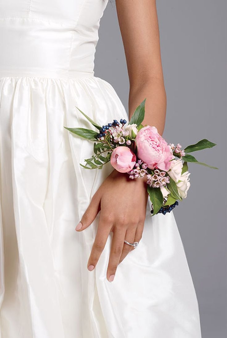 Свадебный браслет из цветов