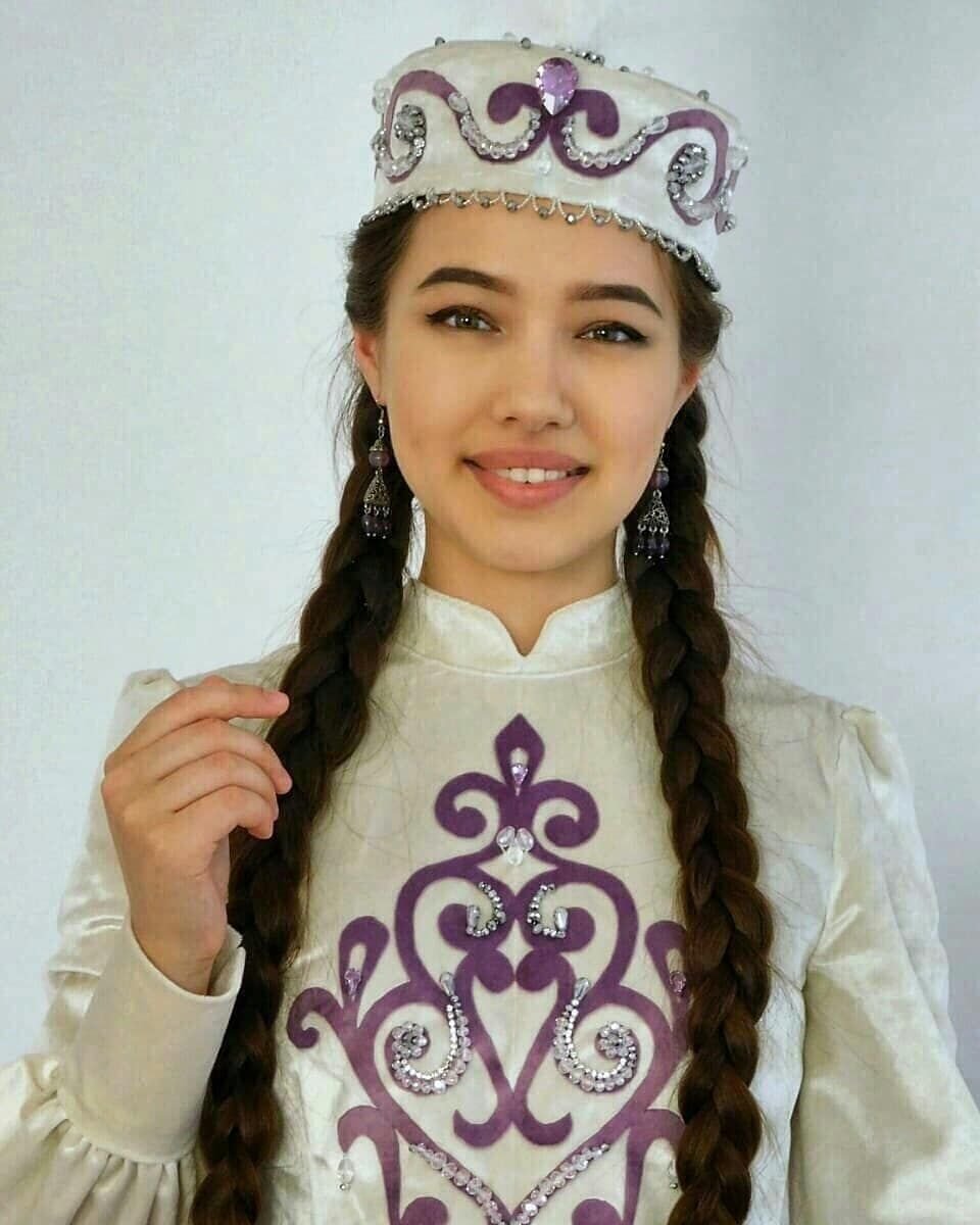 Русско казахская девушка. Казашка в национальном костюме. Казашки в национальной одежде. Казахский костюм женский. Казахская девушка в национальном костюме.