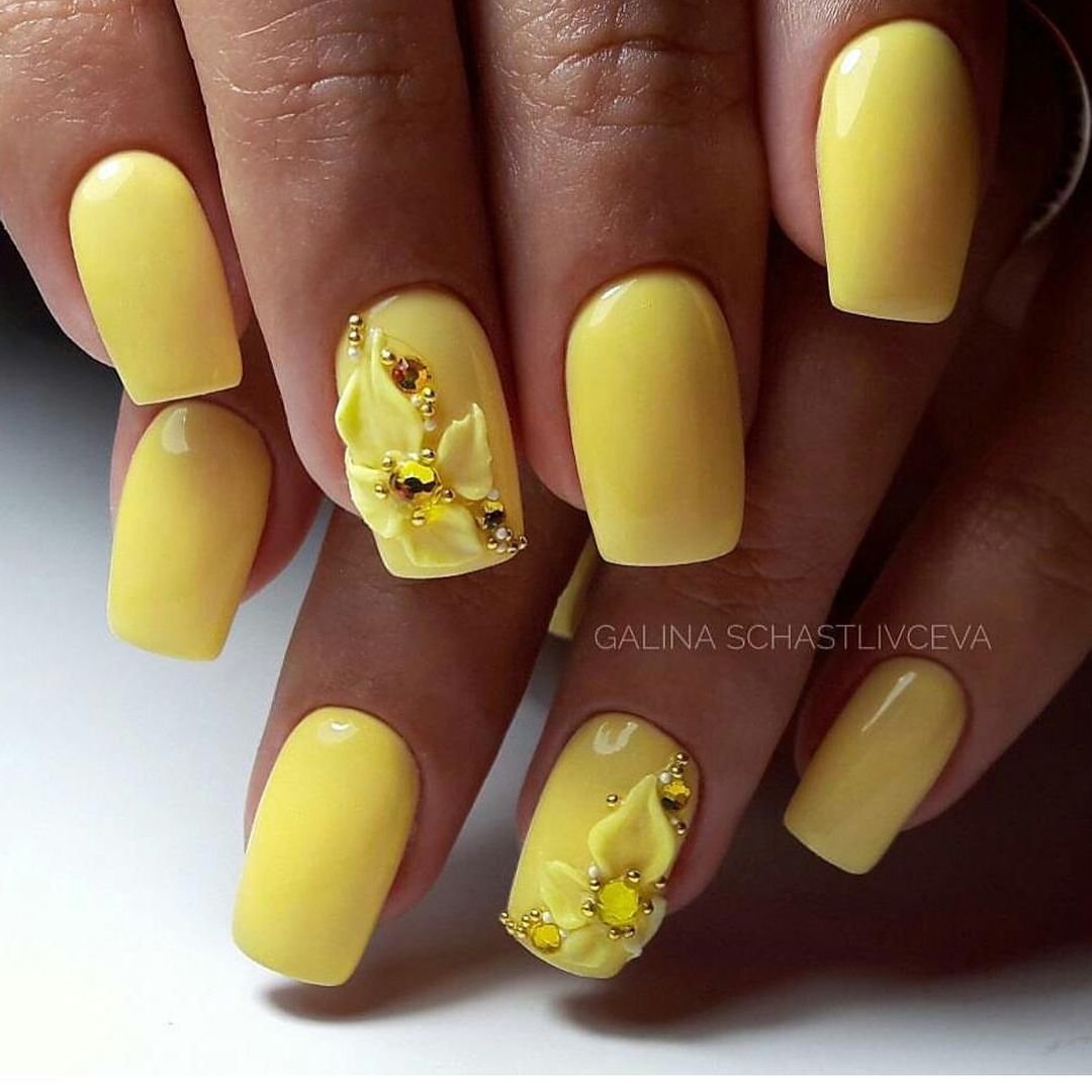 Дизайн желтых ногтей 2024. Маникюр в желтых тонах. Шеллак с желтым цветом. Стильный желтый маникюр. Желтые ногти с цветами.