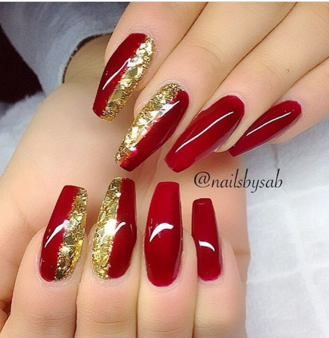 Дизайн ногтей красный с золотом. Маникюр красный с золотом. Красивые ногти красные с золотом. Красивый маникюр красный с золотом. Ногти золото с красным.