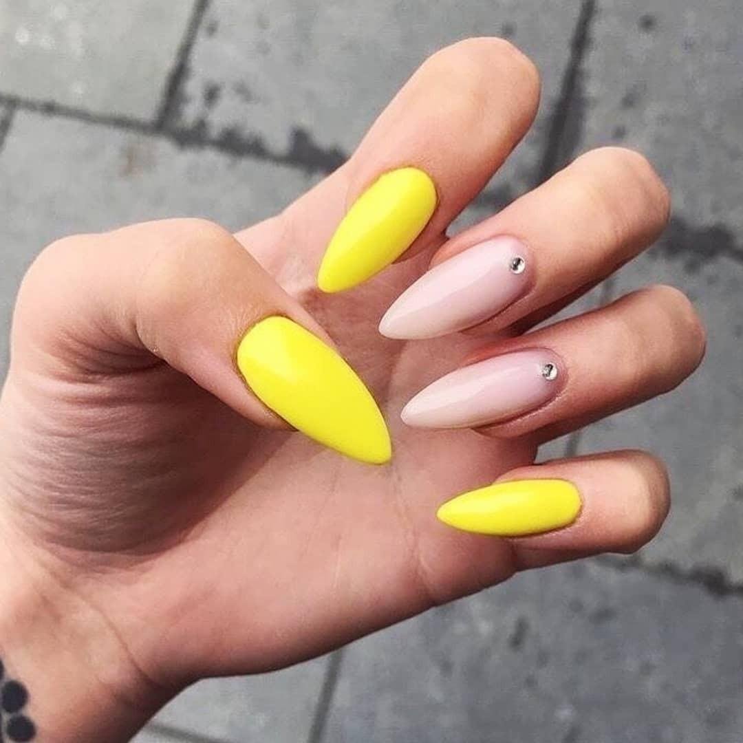 Желто розовый дизайн. Желтый маникюр. Маникюр жёлтый с розовым. Жёлтые ногти маникюр. Ярко желтые ногти.