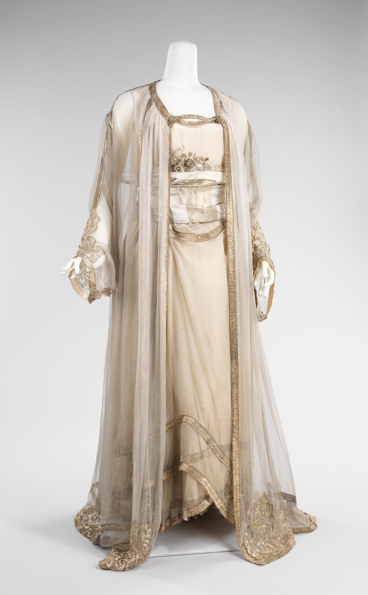 Капот платье. Чайное платье эдвардианской эпохи. Ночное платье 19 век Эдвардианская. Пеньюар эдвардианской эпохи 19 век. Платье дезабилье 19 века.
