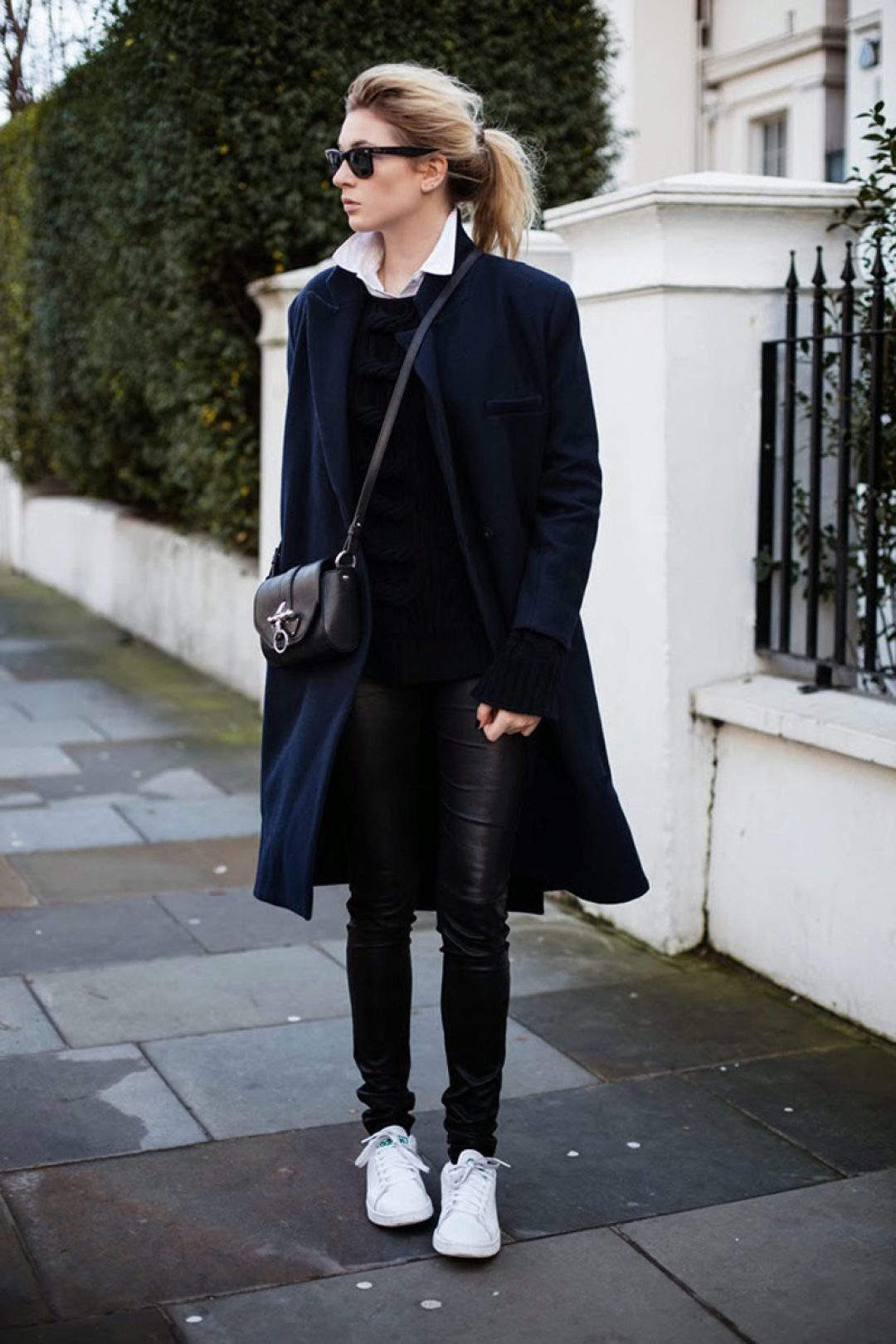 Черное пальто с кроссовками. Пальто и кроссовки. Пальто с кедами. Кроссовки с пальто женское.