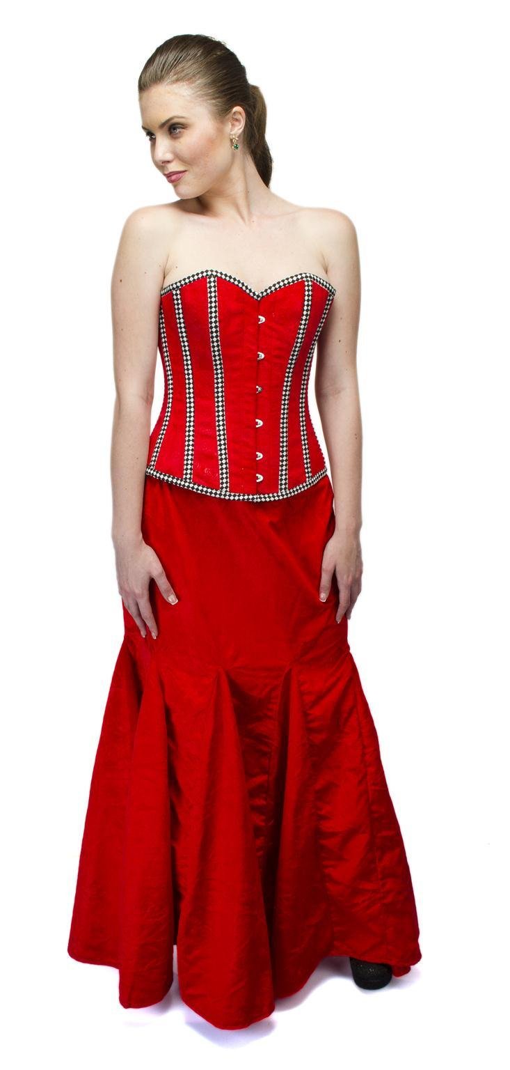 Красное бархатное платье на корсете
