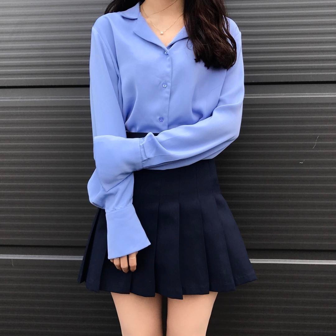 Юбка чулки рубашка. Синяя одежда для девушки. Девушка в блузке и юбке. Корейская одежда для девушек синий. Голубая юбка с черной блузкой.