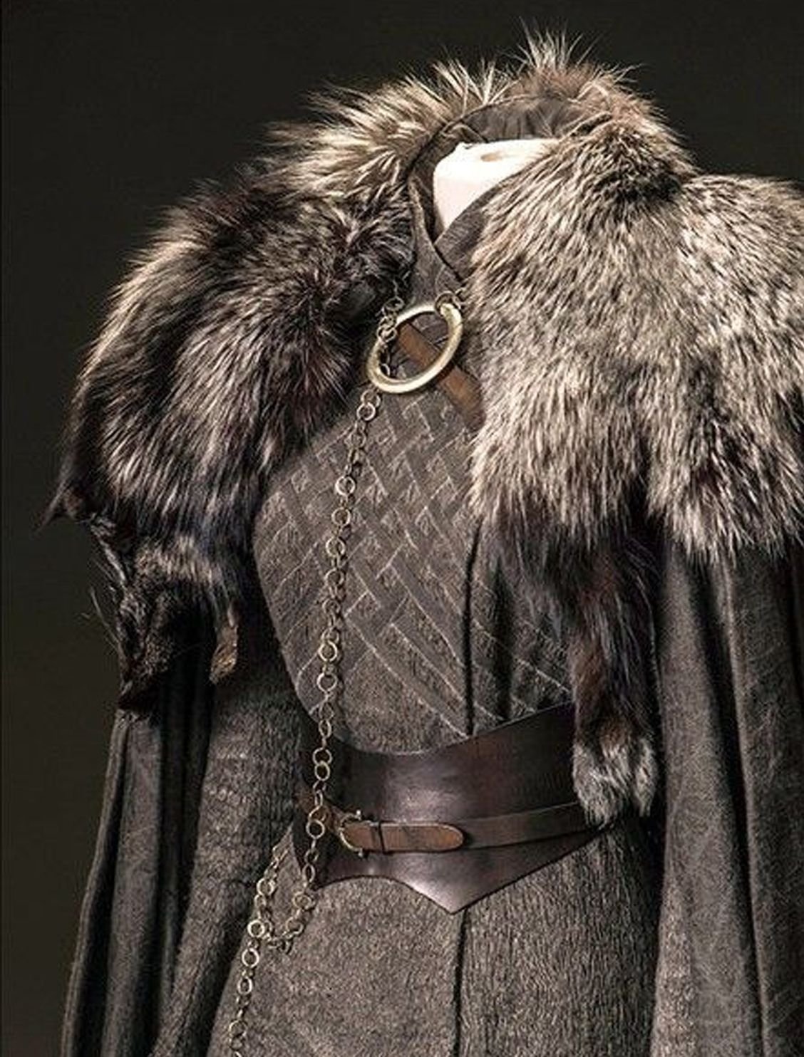 Накидка из шкуры. Меховая накидка викингов. Меховая одежда средневековья. Меховая одежда викингов.