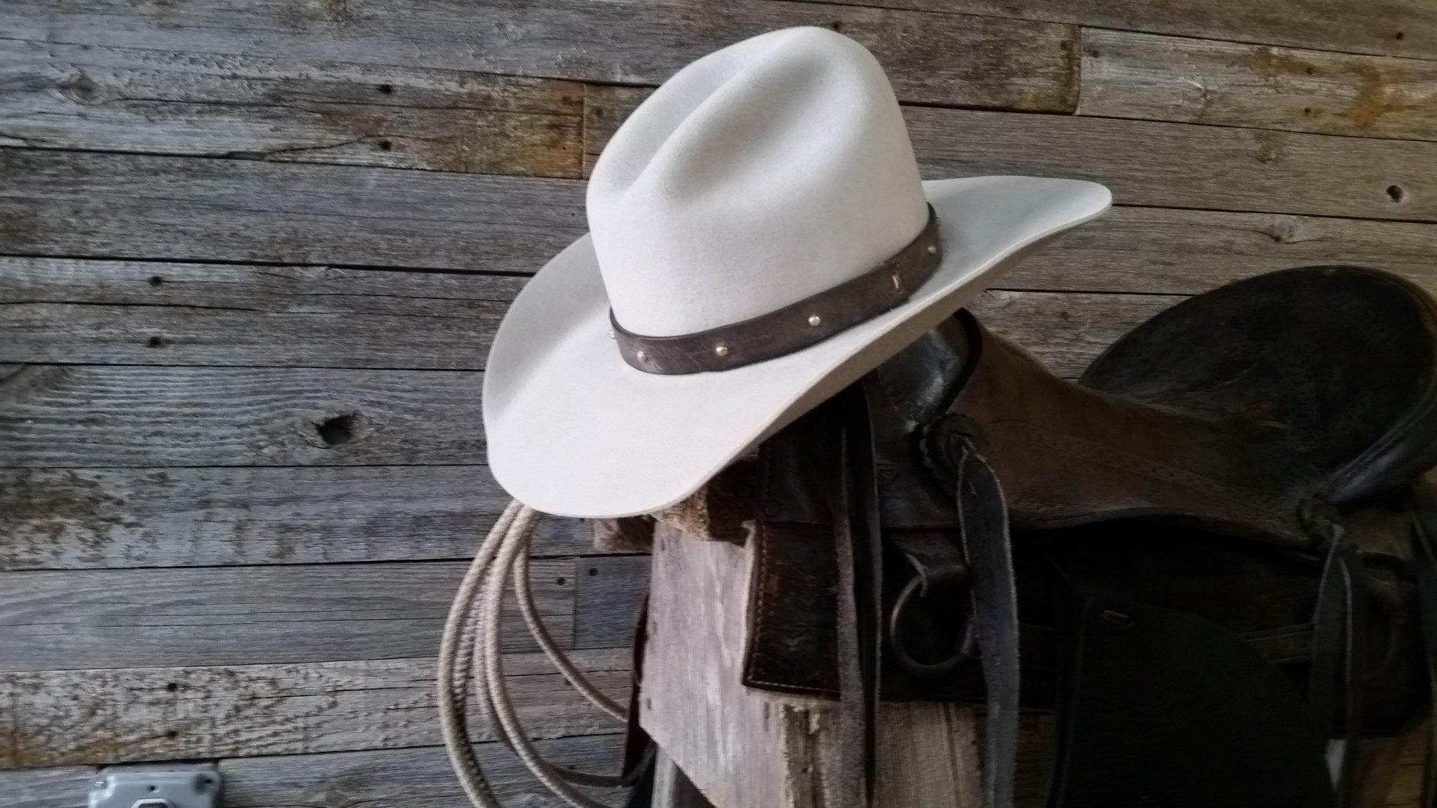Танец стоять ковбой. Ковбойская шляпа. Белая ковбойская шляпа. Шляпа мужская ковбойская. Человек в ковбойской шляпе.