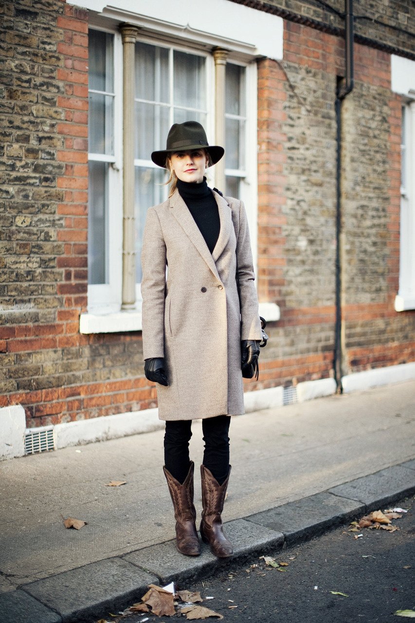 Черное пальто и шляпа. Пальто и шляпа. Казаки с пальто. Шляпа с пальто женское. Шляпа пальто и полусапожки.