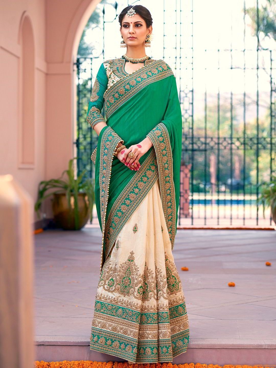 Одежда индии сари. Национальная одежда Индии Сари. Сарри одежда в Индии. Сари — Национальная женская одежда Индии. Сари (женская одежда в Индии).