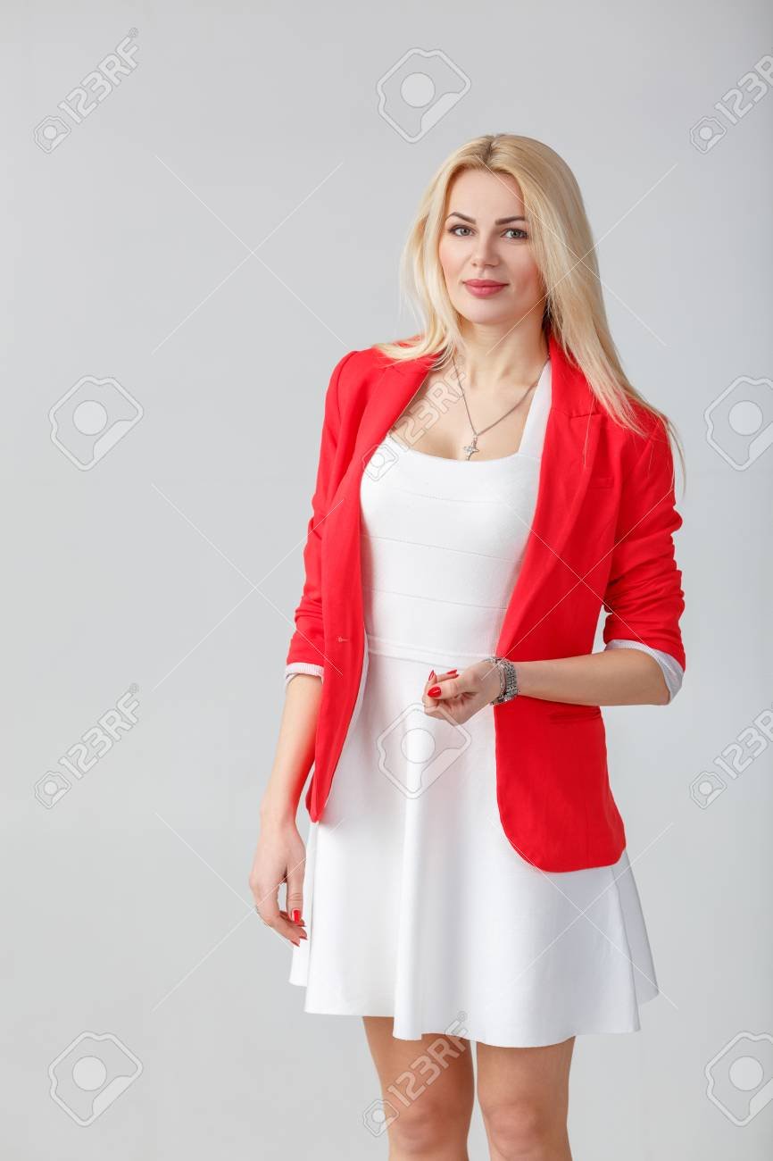 Красное платье с белым пиджаком