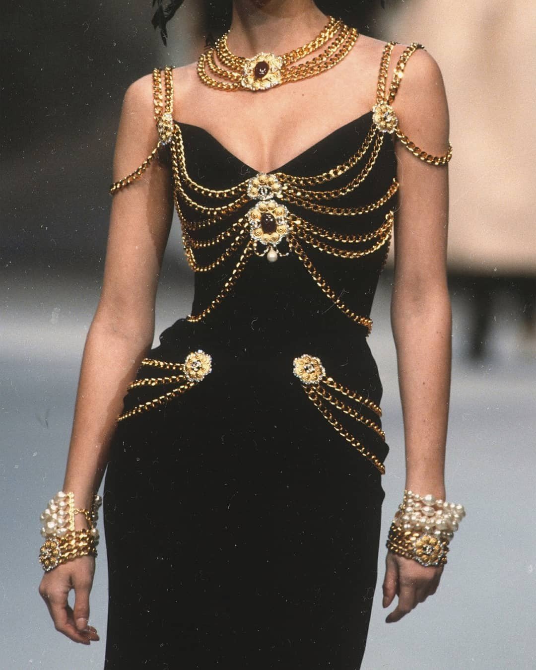 Черно золотое платье. Кристи Тарлингтон Шанель. Versace 90s Dress. Черное платье Версаче с цепями. Chanel Haute Couture 1992.