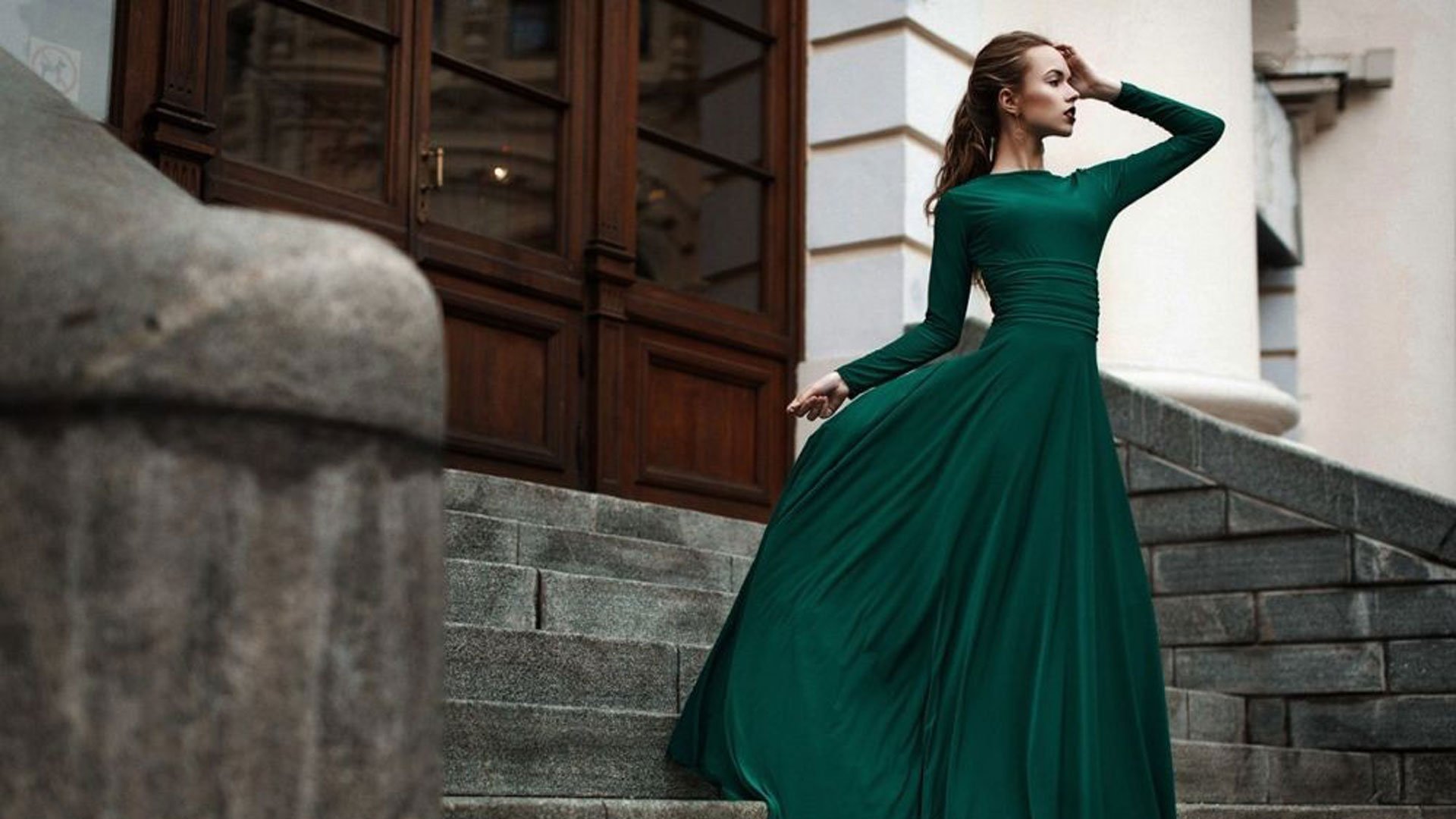 Можно ли длинные платья. Зеленое платье. Длинное платье. Зеленое платье в пол. Платье темно-зеленое.