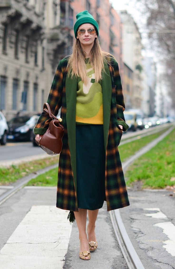 Зеленое пальто уличный стиль
