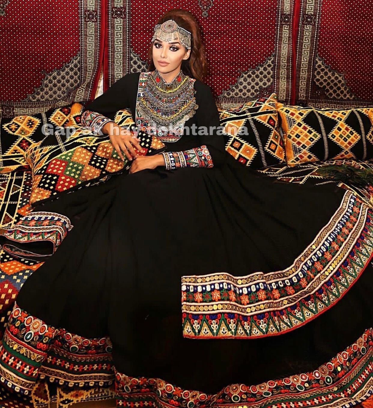 Афганская одежда. Афганский национальный костюм. Афганские платья. Афганские платья женские. Афганская Национальная одежда женская.