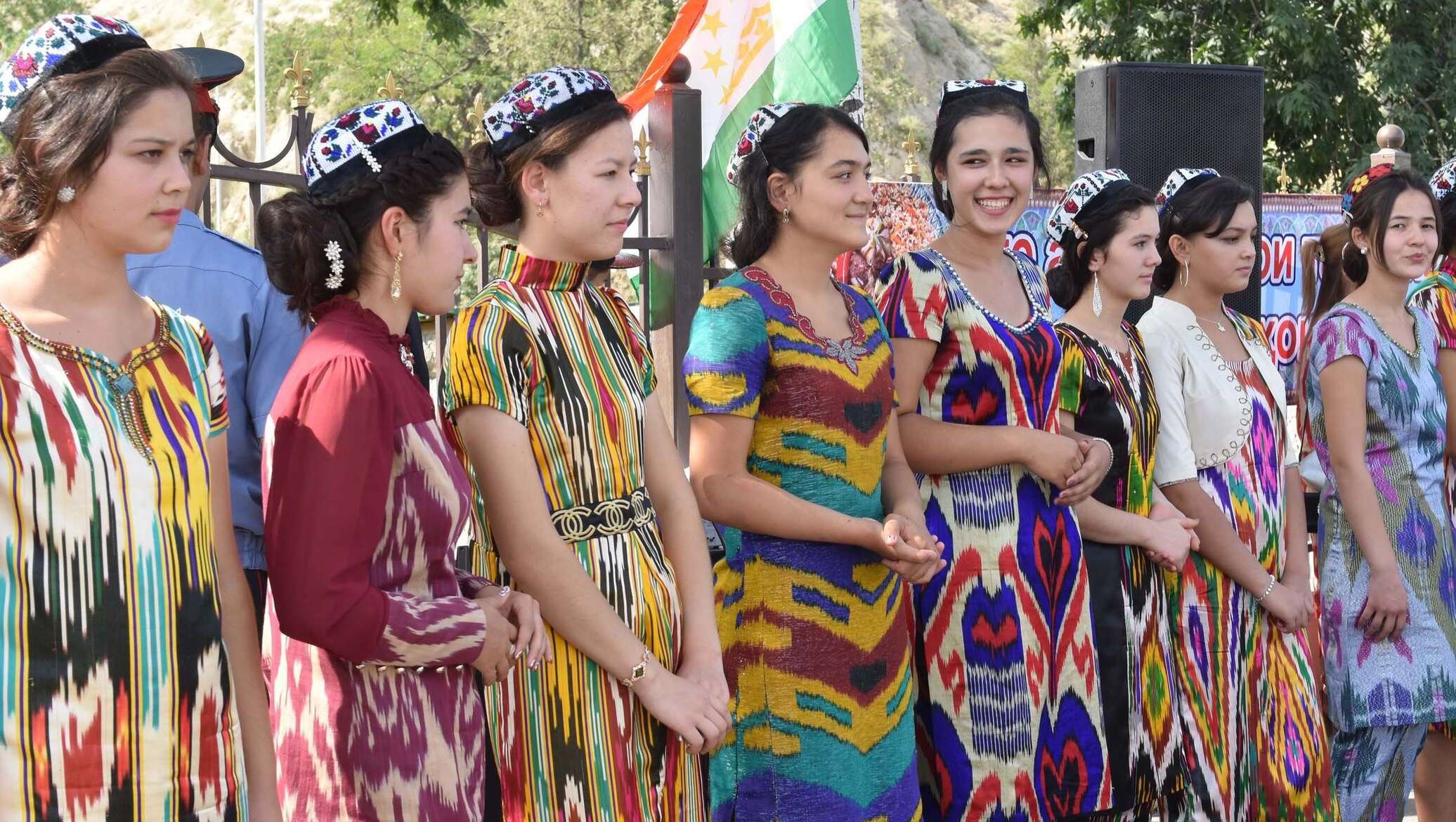 Таджикские национальные платья. Либоси Милли точики. Мода Миллий либослар. Милли либос атлас. Либоси Милли чакан.