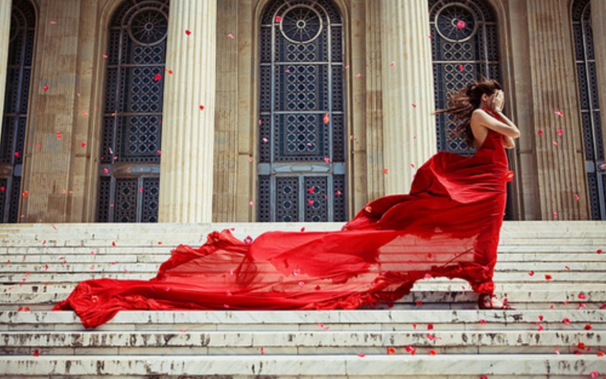 женщина в красном платье фото