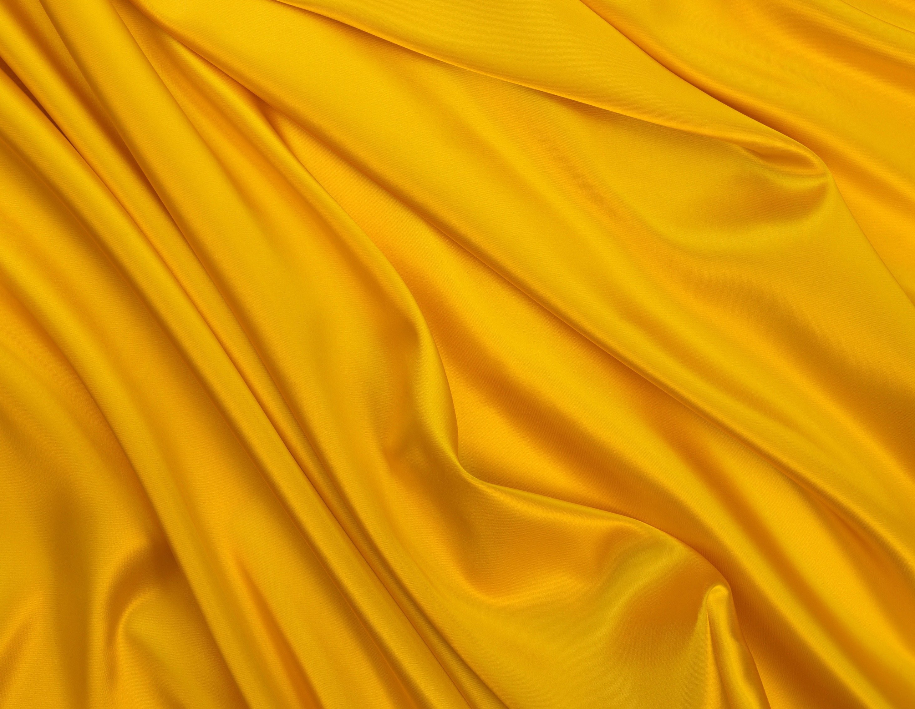 Алюминий имеет желтый цвет. Желтая ткань. Фон ткань. Желтый атлас. Желтый шелк.
