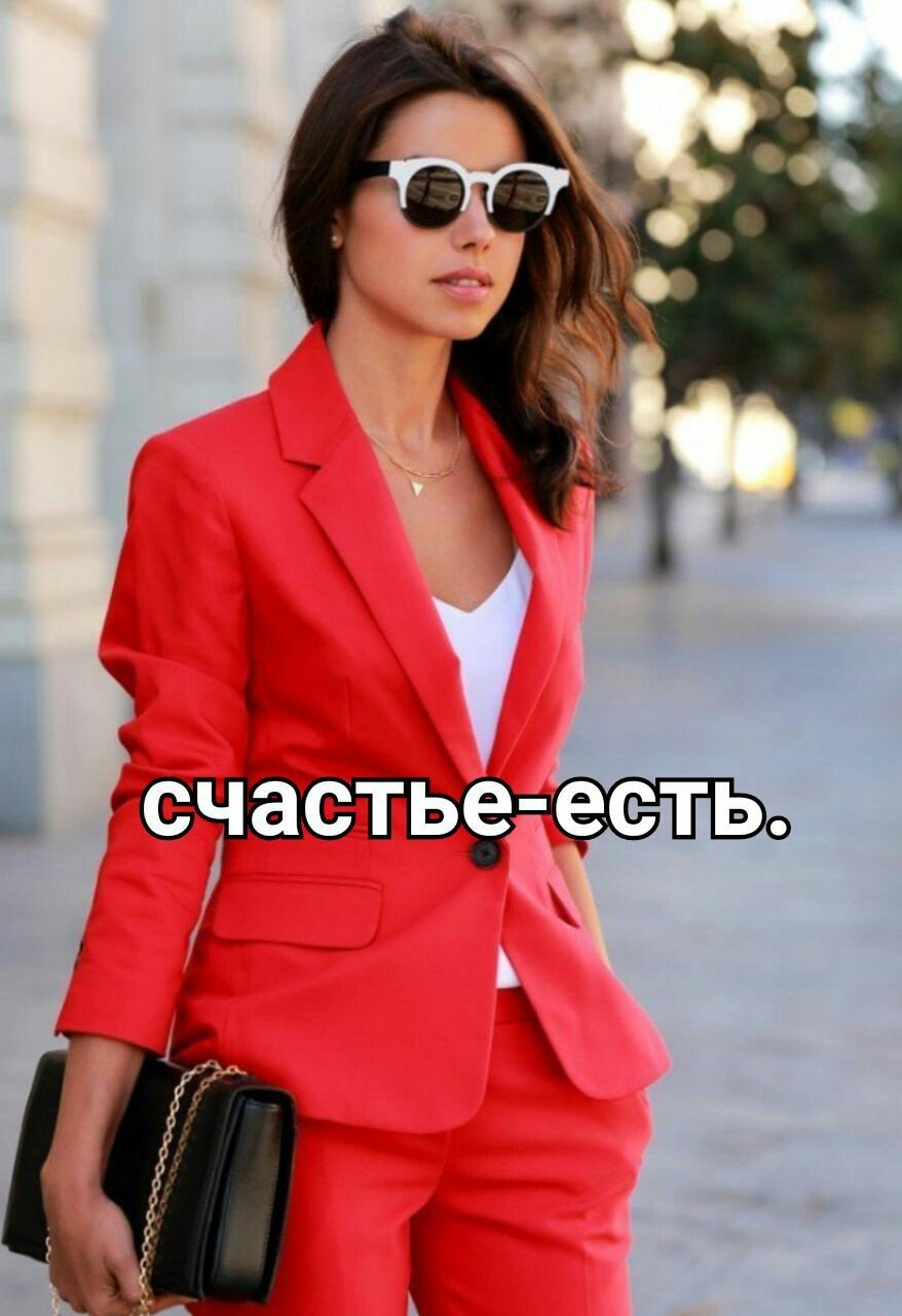 Красный деловой костюм