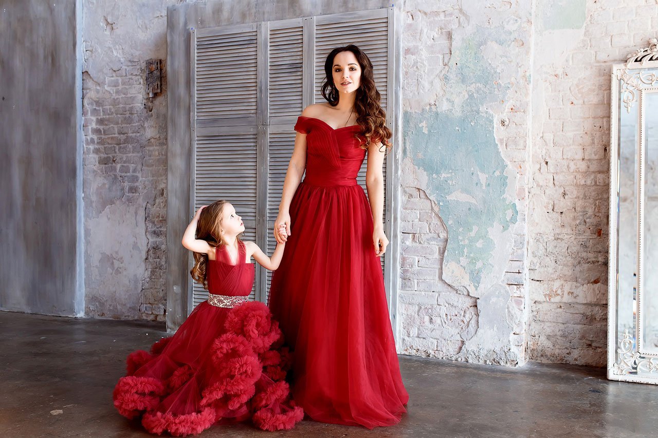 Мама дочка на выпускной. Фотосессия в платье. Платье для девочки. Девочка в Красном платье. Вечерние платья для девочек.