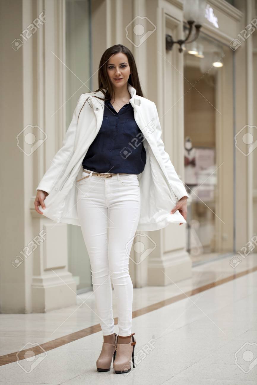 Черное пальто и белые брюки. Съемка в белых штанах. Варианты фотосессии в белых брюках. Молодая в белых брюках. Медички в белых брюках.