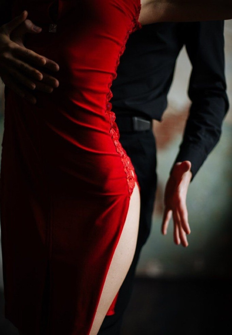 Страсть между бывшими. Мужчина и женщина в Красном. Женщина в Красном платье. Девушка в Красном платье со спины. Страстная женщина.