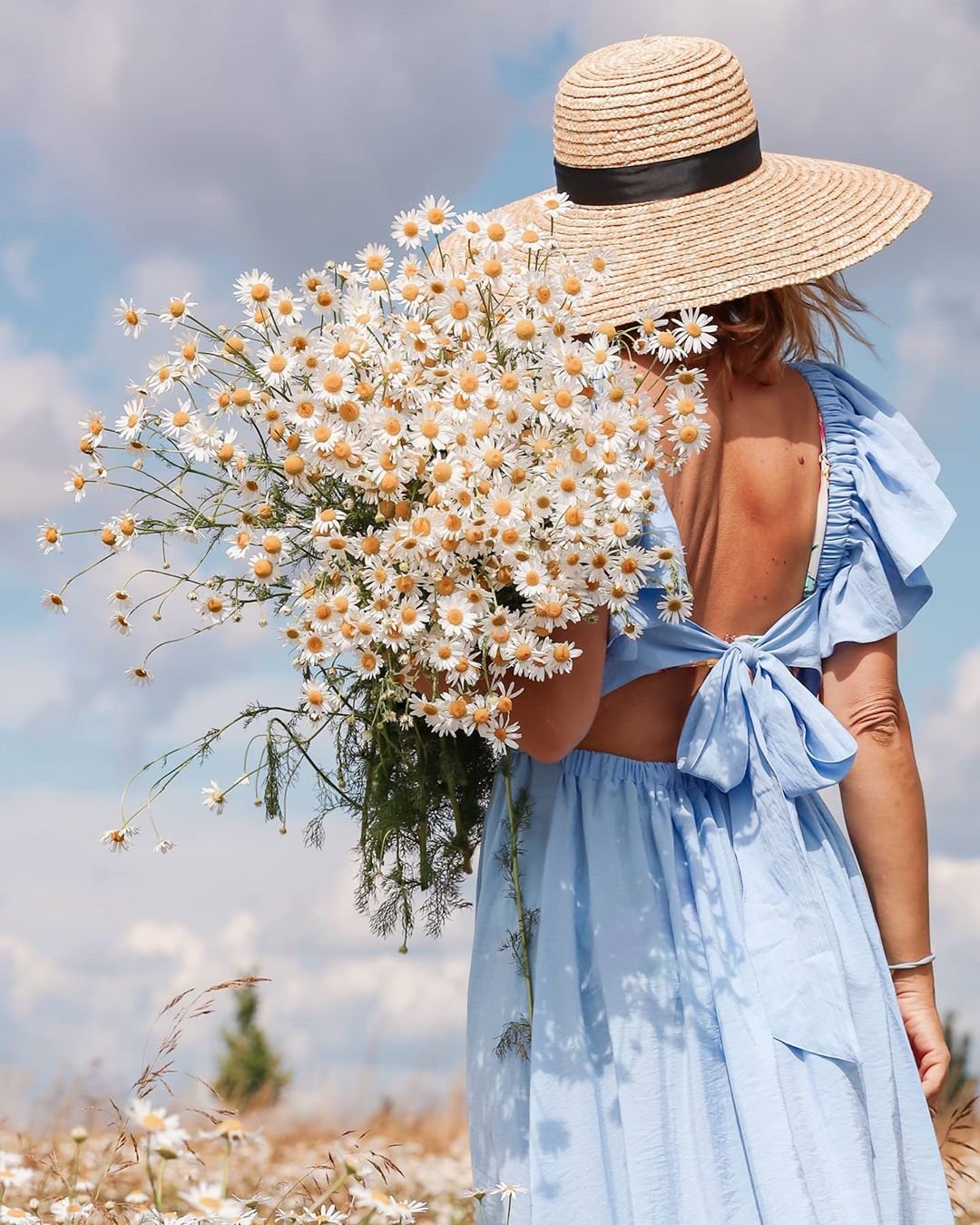 Добрый день женщина цветы. Девушка с ромашками. Женщина лето. Девушка с букетом полевых цветов. Фотосессия с букетом ромашек.