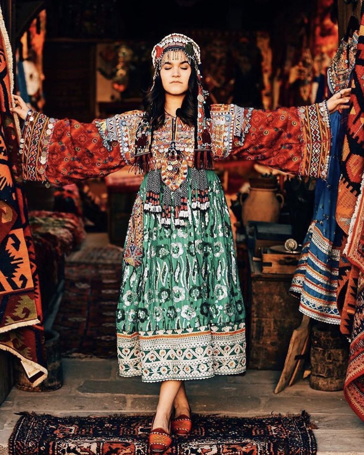 Афганская одежда. Афганская Национальная одежда. Национальная одежда Афганистана женская. Афганские платья. Традиционное афганское платье.