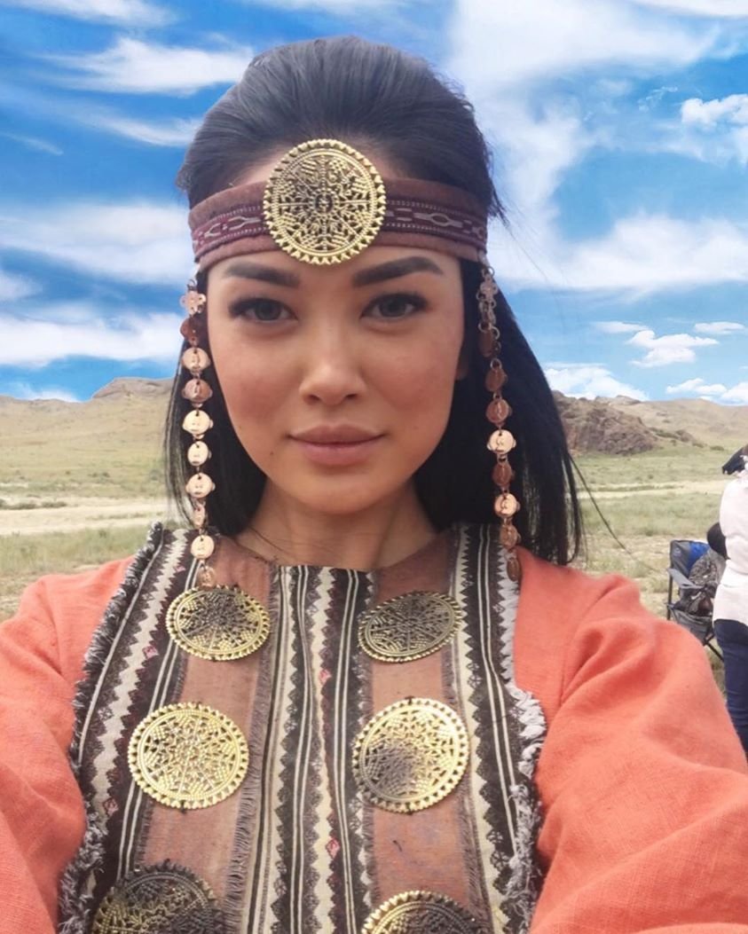 Kazakh people. Тюрки Туран актриса. Казахи внешность. Тюркские девушки самые красивые. Казахские прически женские.