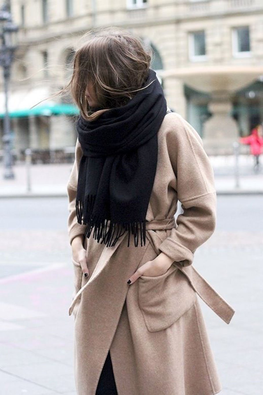 Какой шарф к коричневому пальто. Шарф к бежевому пальто. Девушка в пальто и шарфе. Девушка в пальто со спины. Пальто с шарфом.