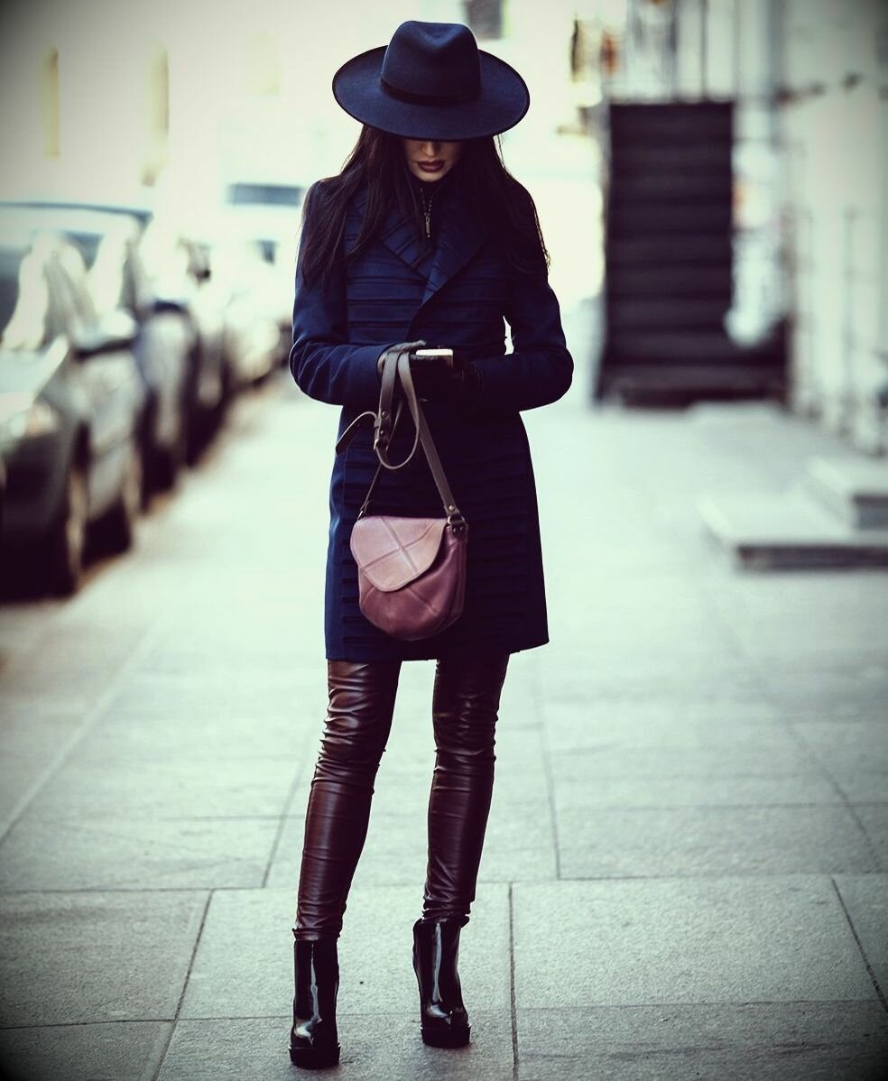 Черное пальто и шляпа. Шляпа с пальто женское. Черное пальто и шляпа женская. Девушка в черном пальто и шляпе. Образ пальто и шляпа.