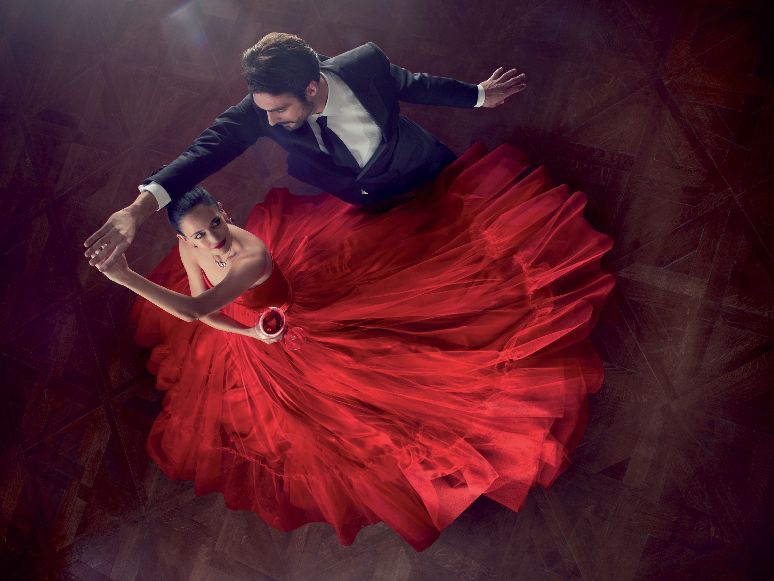 Валс. Танцующая пара. Отношения это парный танец оба партнера должны поймать ритм. Девушка в Красном платье танцует. Бальное танго.