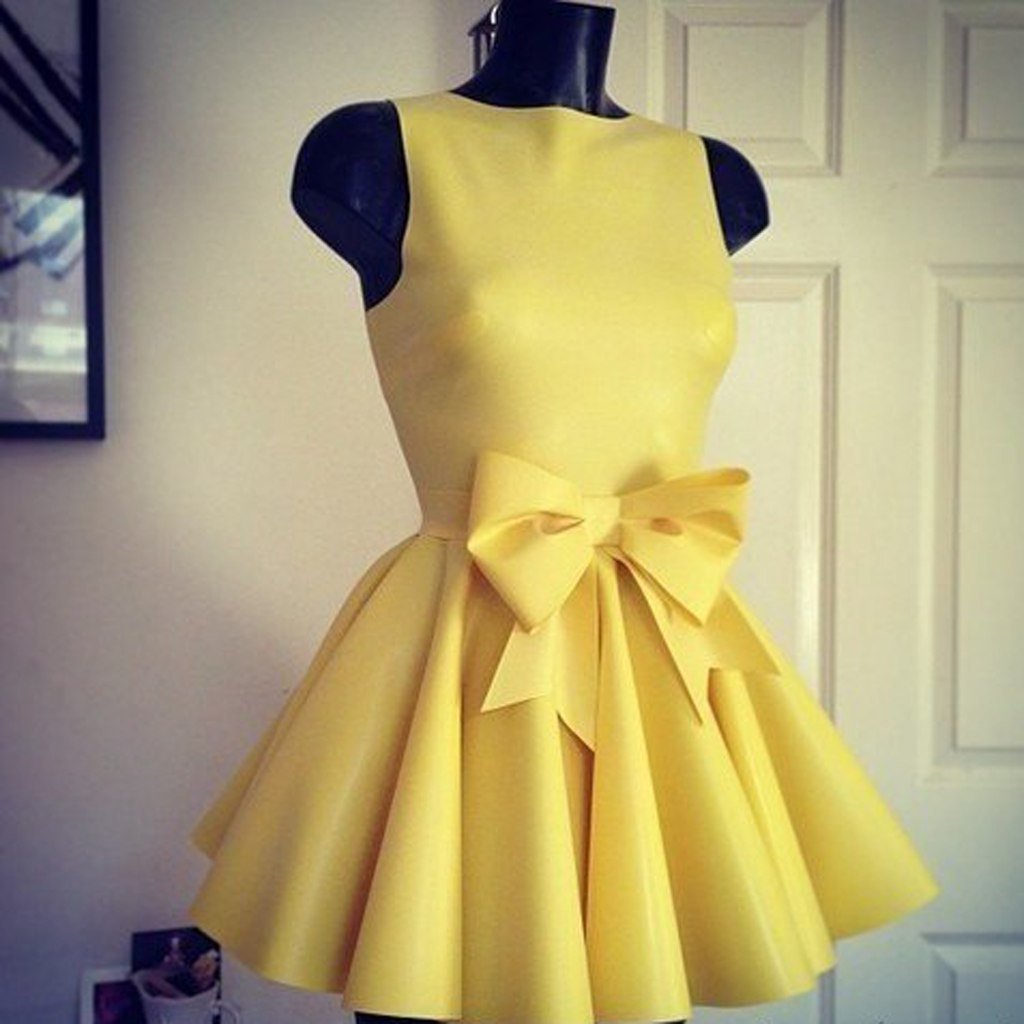 Желтое платье на манекене