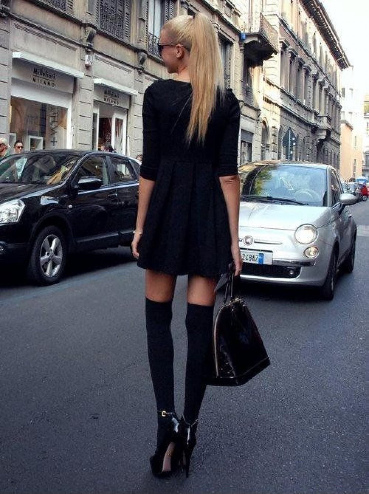 Черное платье и ботфорты