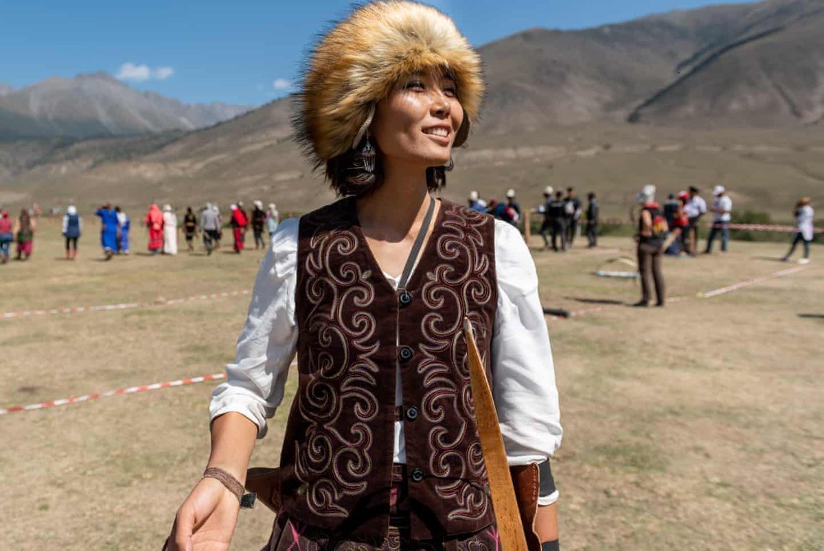 Покажи киргизов. Казахские Наряды. Наряды кочевников. Национальная одежда Киргизии. Казахская Национальная одежда.