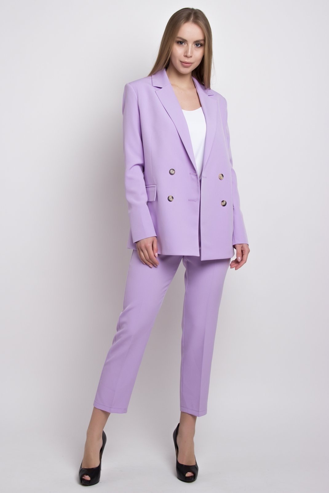 Брючный женский костюм фиолетового цвета