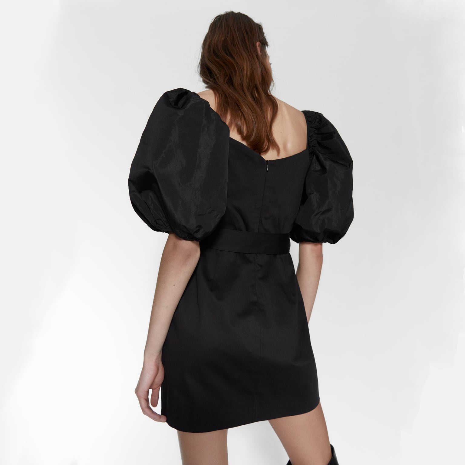 Черное платье фонарик
