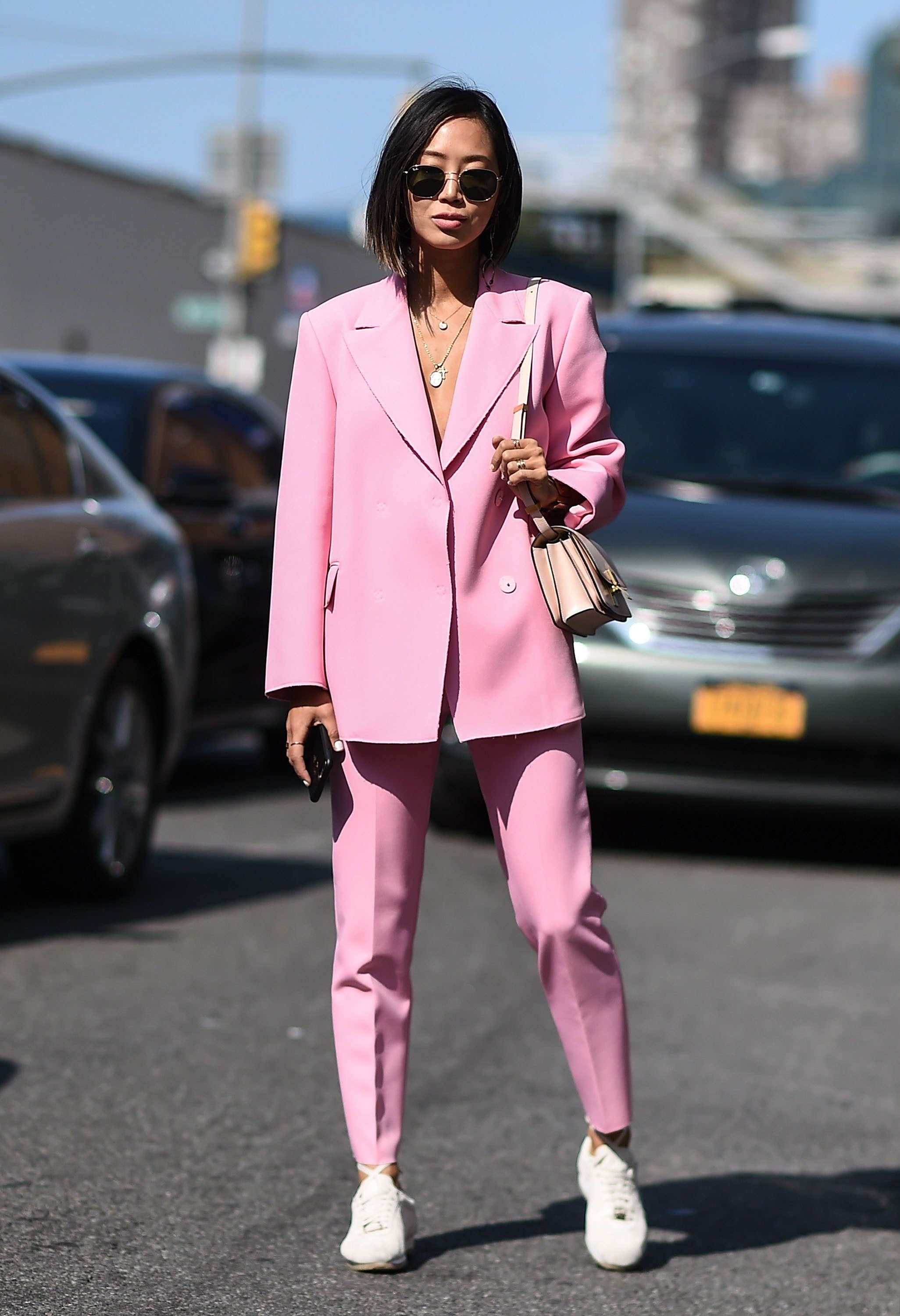 Серо розовый костюм. Розовый пиджак Зендаи 2022. Стильный розовый костюм. Костюмы женские модные. Стильный костюм женский.