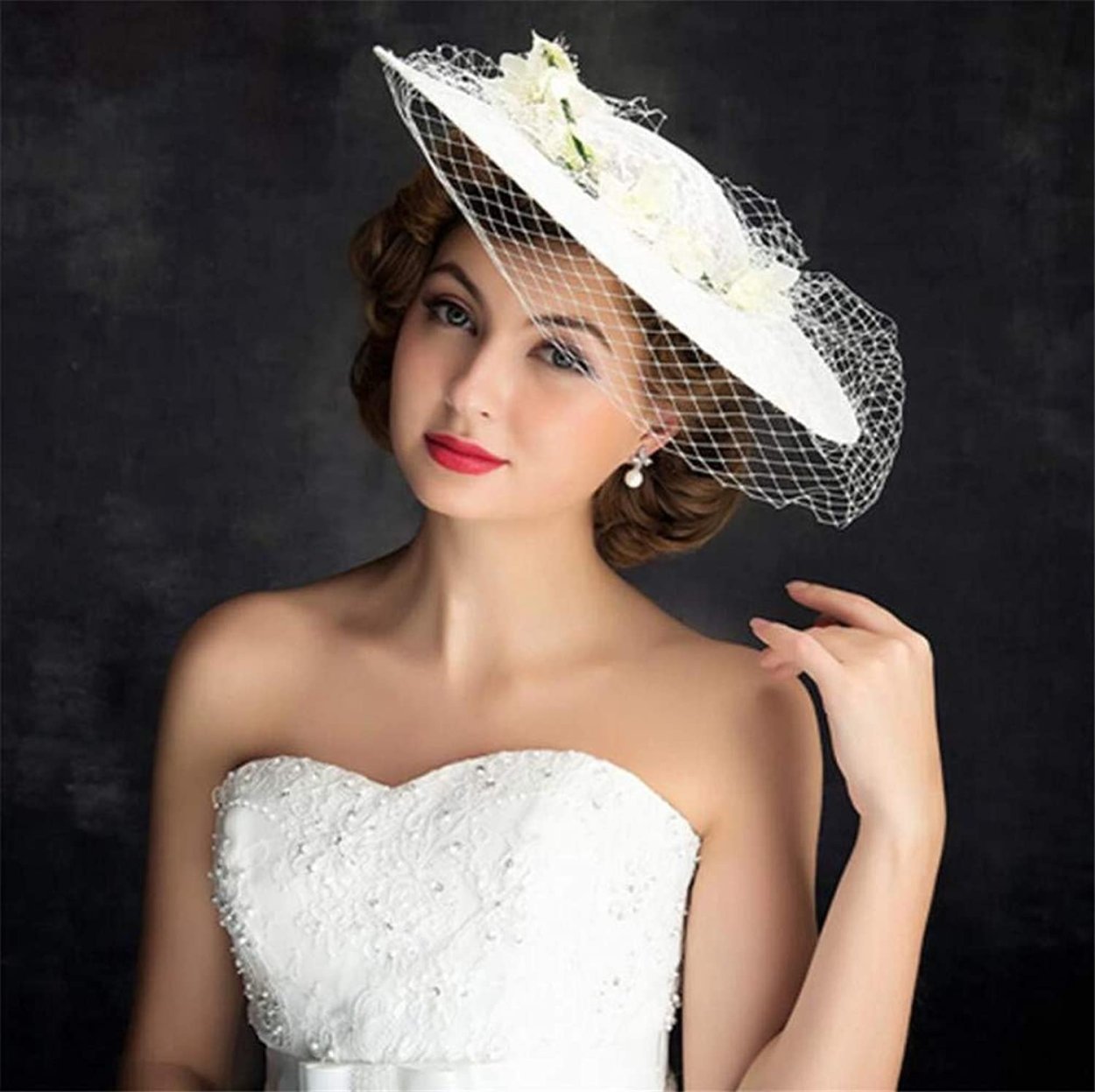 Свадебное платье со шляпкой