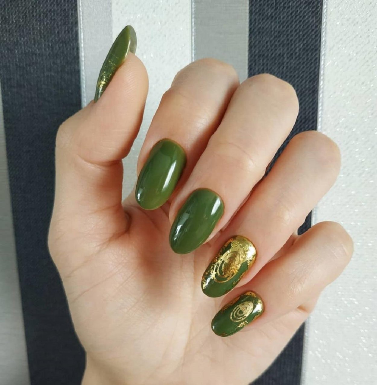 Маникюр зелёный матовый с золотом