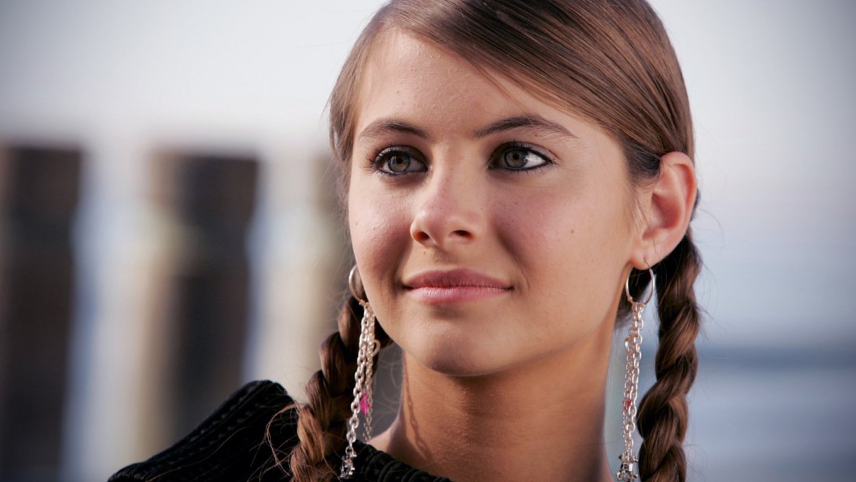 Willa Holland с косичками