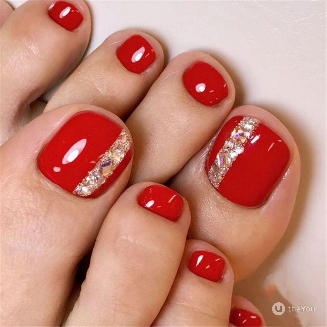 Красно белый маникюр и педикюр