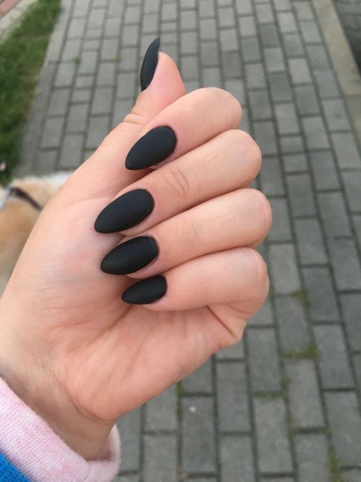 Ногти чёрные матовые миндаль