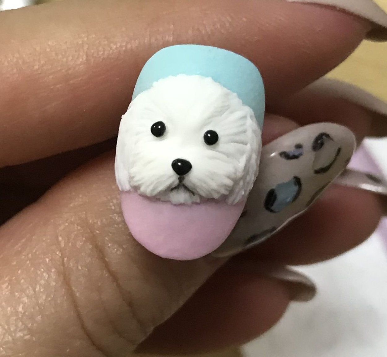 Маникюр с корги