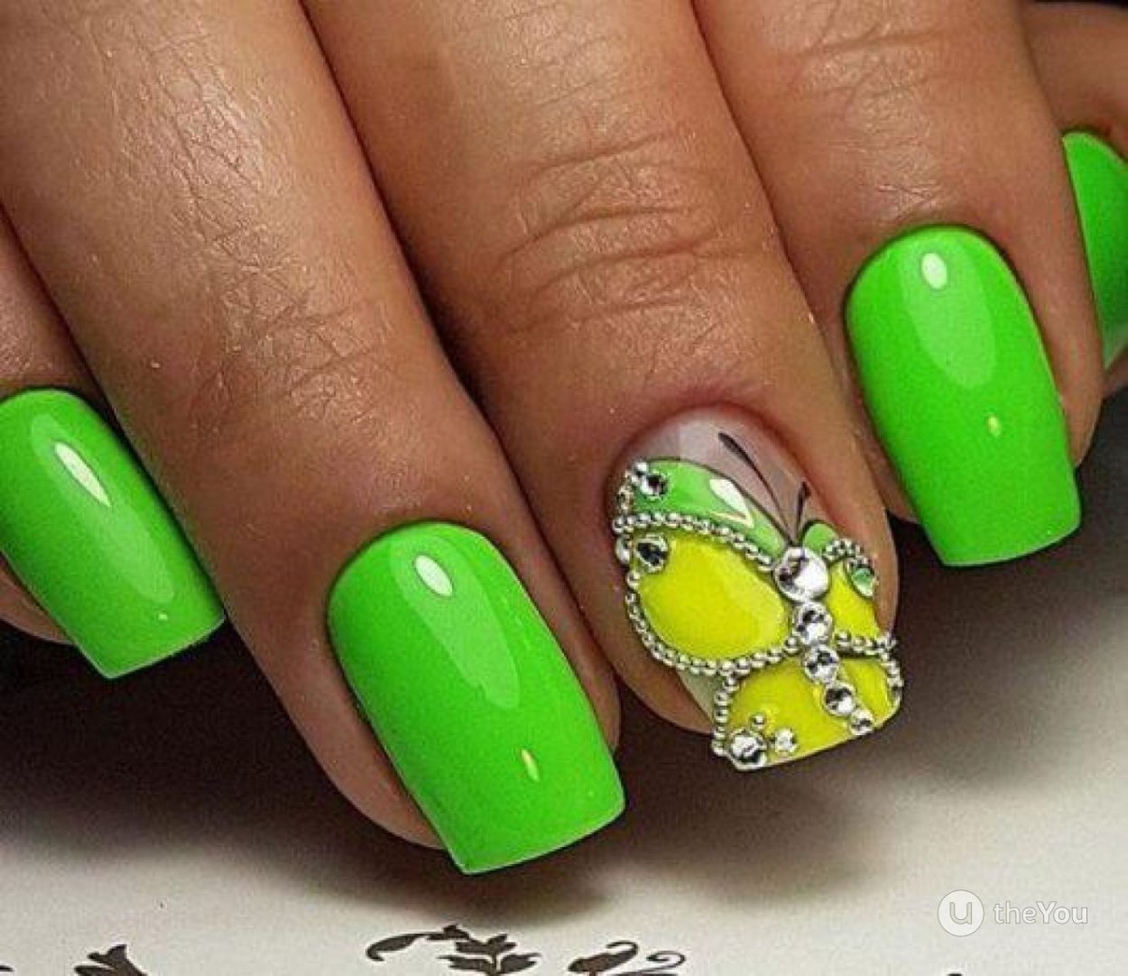 Маникюр зеленый