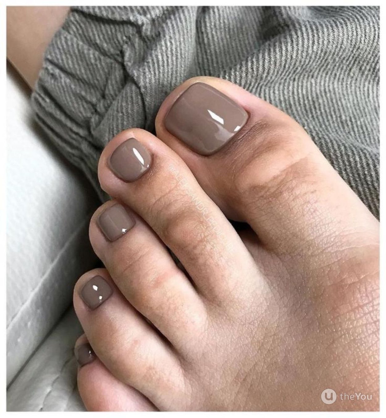 Педикюр бордовый