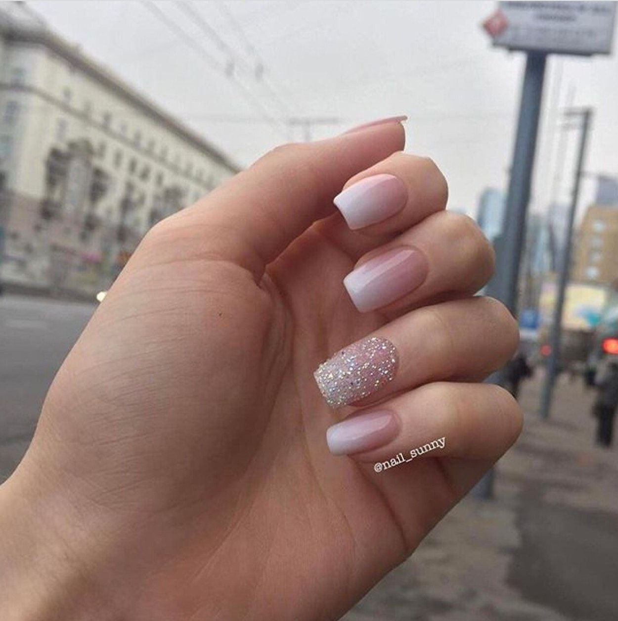 Маникюр нюдовый с блестками квадрат
