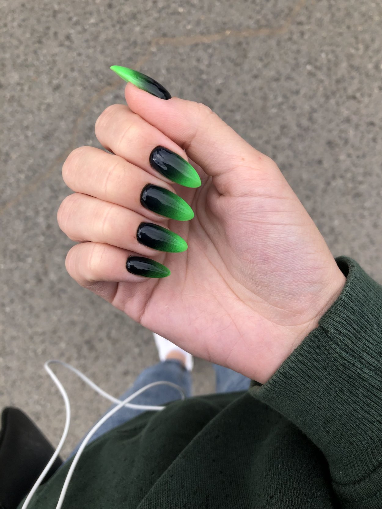 Маникюр черный с зеленым